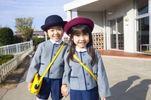 登園する幼稚園児男女